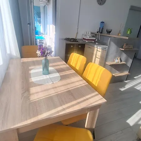 Langa Mare Navodari